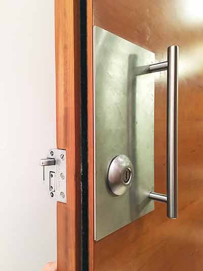 Bathroom door lock set